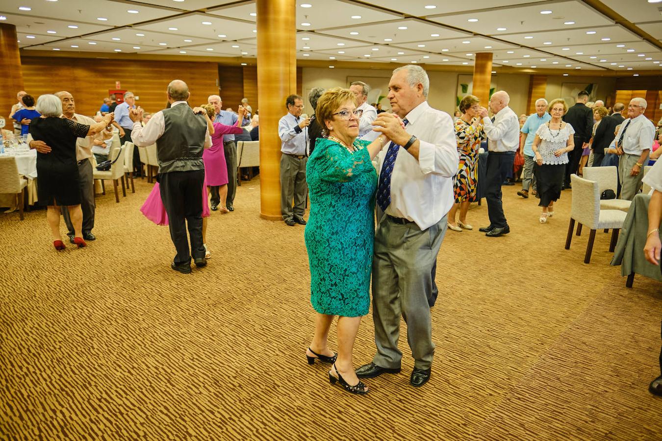 252 parejas han celebrado este año en Valencia sus bodas de oro. Las parejas asociadas a los Centros Municipales de Actividades para personas mayores pudieran festejar sus años de casados el miércoles en el Gran Salón Recatí del Hotel Sorolla Palace. Más de 500 personas asistieron al evento organizado por la Concejalía de Envejecimiento Activo.