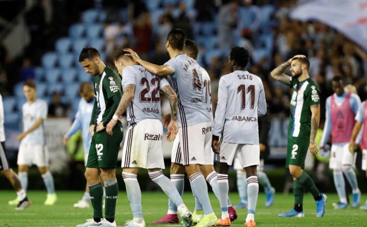 Santi Mina recibe la felicitación de sus compañeros ante el lamento de los futbolistas del Espanyol. 