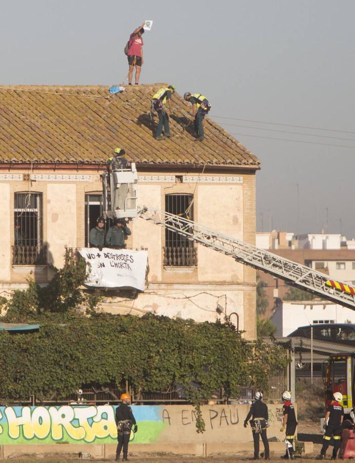 Fotos: La Guardia Civil desaloja a los acampados en la alquería del Forn de la Barraca