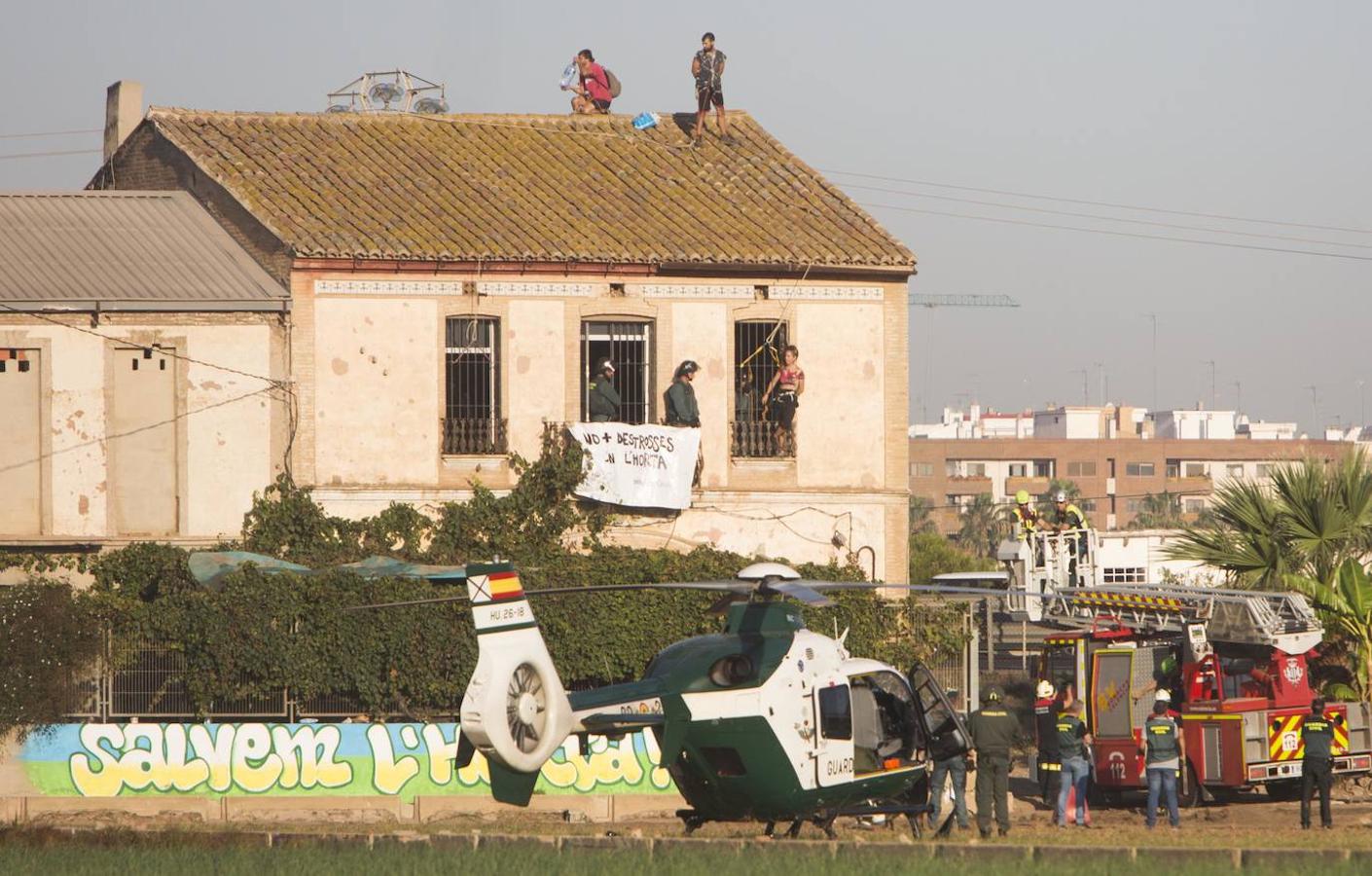 Fotos: La Guardia Civil desaloja a los acampados en la alquería del Forn de la Barraca