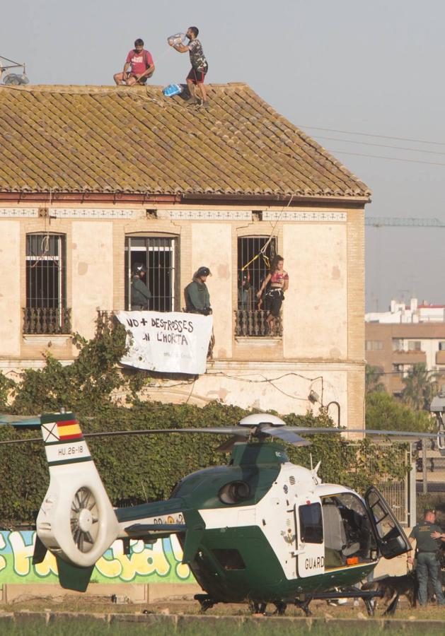 Fotos: La Guardia Civil desaloja a los acampados en la alquería del Forn de la Barraca