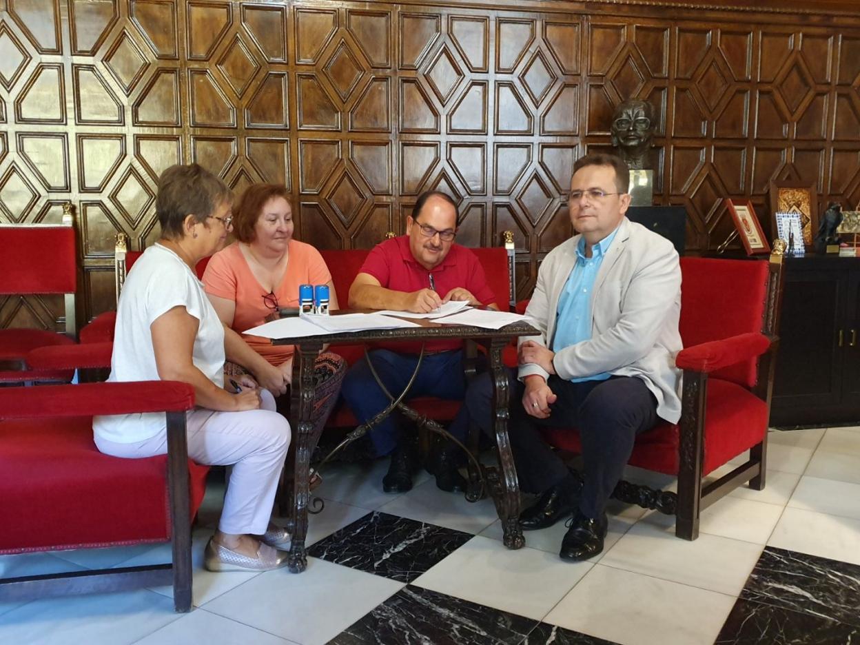 Sueca y la Fundación firman el contrato de la Residencia y Centro de Día