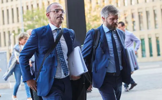 Los abogados de Neymar, a su llegada a la Ciutat de la Justicia.