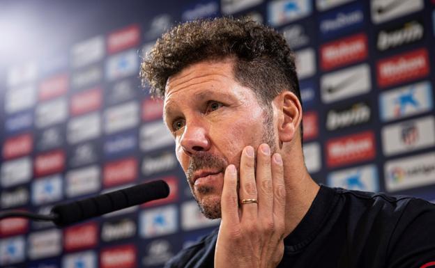 Diego Pablo Simeone, con gesto serio ante los medios de comunicación