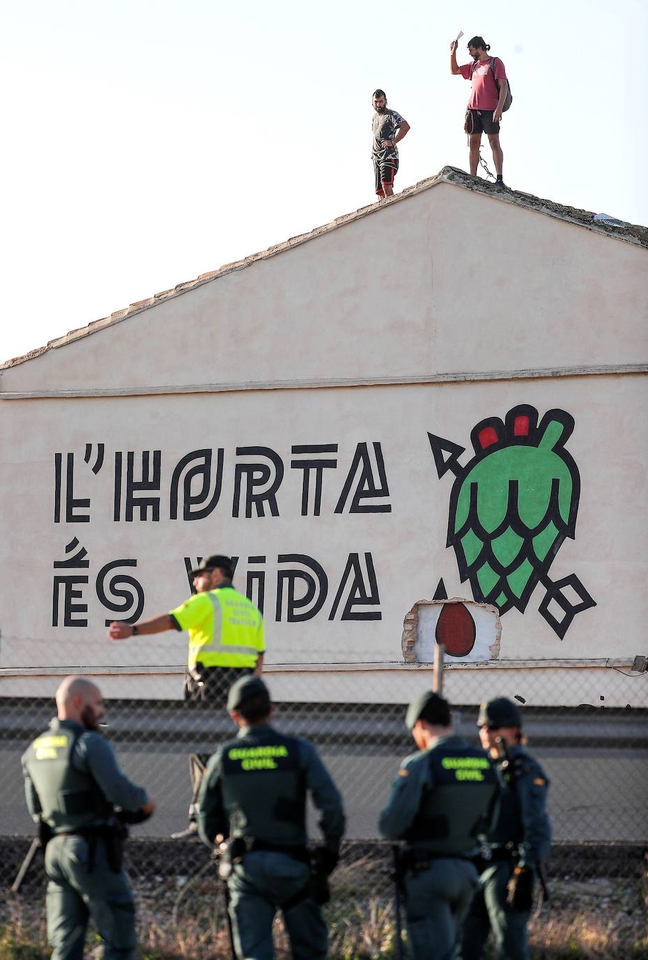 Fotos: La Guardia Civil desaloja a los acampados en la alquería del Forn de la Barraca