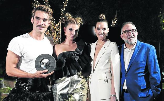 Imagen principal - Arriba. Jon Kortajarena, acompañado de su hermana Lucía; la actriz Mariona Tena, y el director de Código Único, Juan José Esteban./ Abajo. Boris Izaguirre y Loles León, en la fiesta en la que se entregó el premio al actor y modelo | Marta Etura, amiga del homenajeado, en un momento de la entrega de premios, celebrada en un restaurante madrileño.