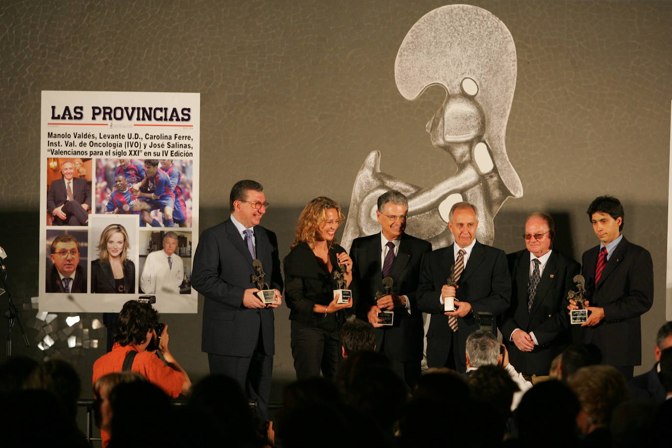 2004. IV edición de Valencianos para el Siglo XXI. Premiados: IVO, Carolina Ferre, Manolo Valdés, Levante UD y José Salinas.