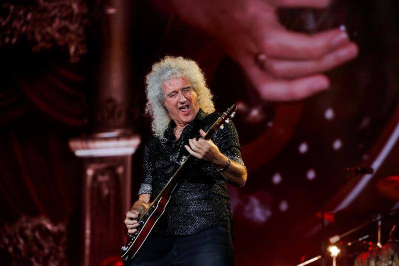 Malek junto a Brian May. 