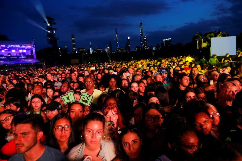 Un concierto benéfico en Nueva York reúne a 60.000 personas y a artistas muy conocidos para evocar el Live Aid de 1985. El motivo: reclamar el fin de la pobreza absoluta en el mundo. 