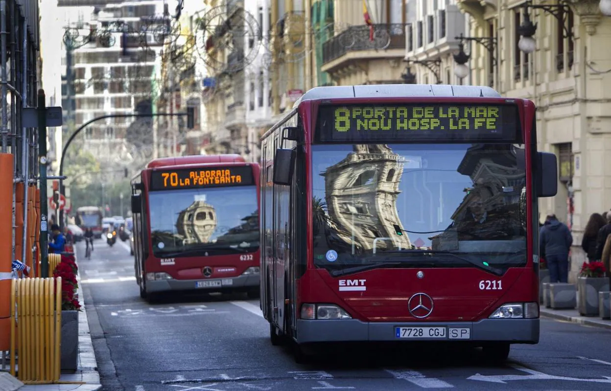 Autobuses de la EMT, circulando por la calle de la Paz de Valencia. 