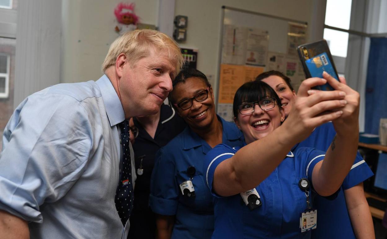 El 'premier' británico visita un hospital durante el primer día de la Conferencia 'tory' en la ciudad de Mánchester. 