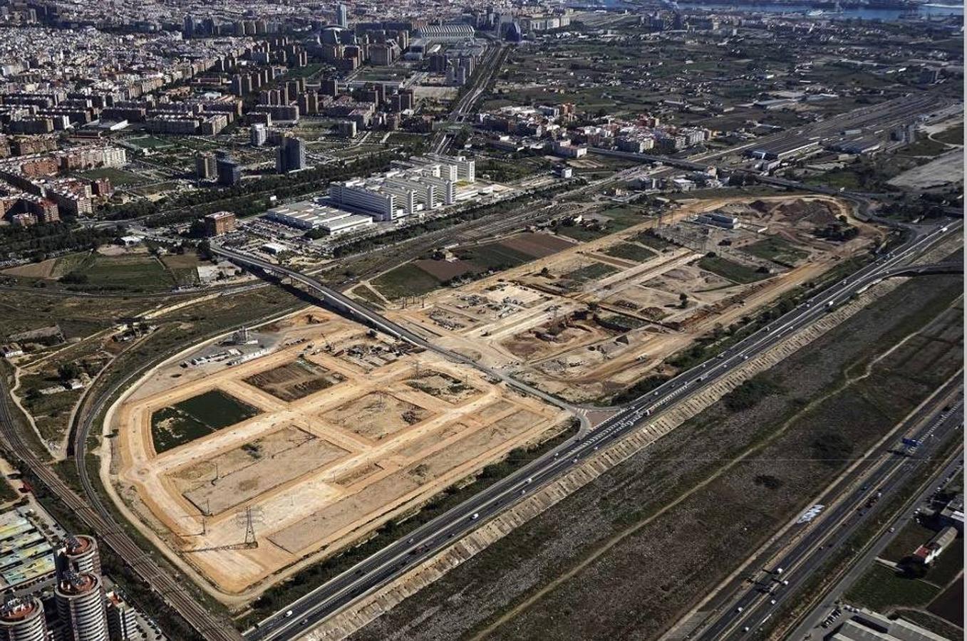 NUEVO BARRIO TRAS LA FE | En medio de la nada, entre las vías del ferrocarril y la pista de Silla, en un auténtico campo de cultivo de instalaciones eléctricas y donde se asienta una gran subestación, se asentará el nuevo barrio de la ciudad. Tras el Hospital Universitario La Fe, bajo el puente de Malilla y en un terreno de más de 300.000 metros cuadrados, empieza a verse los trazos de lo que será una trama urbana que completará Valencia. Este suelo que se enmarca en el PAI Font de Sant Lluís. 