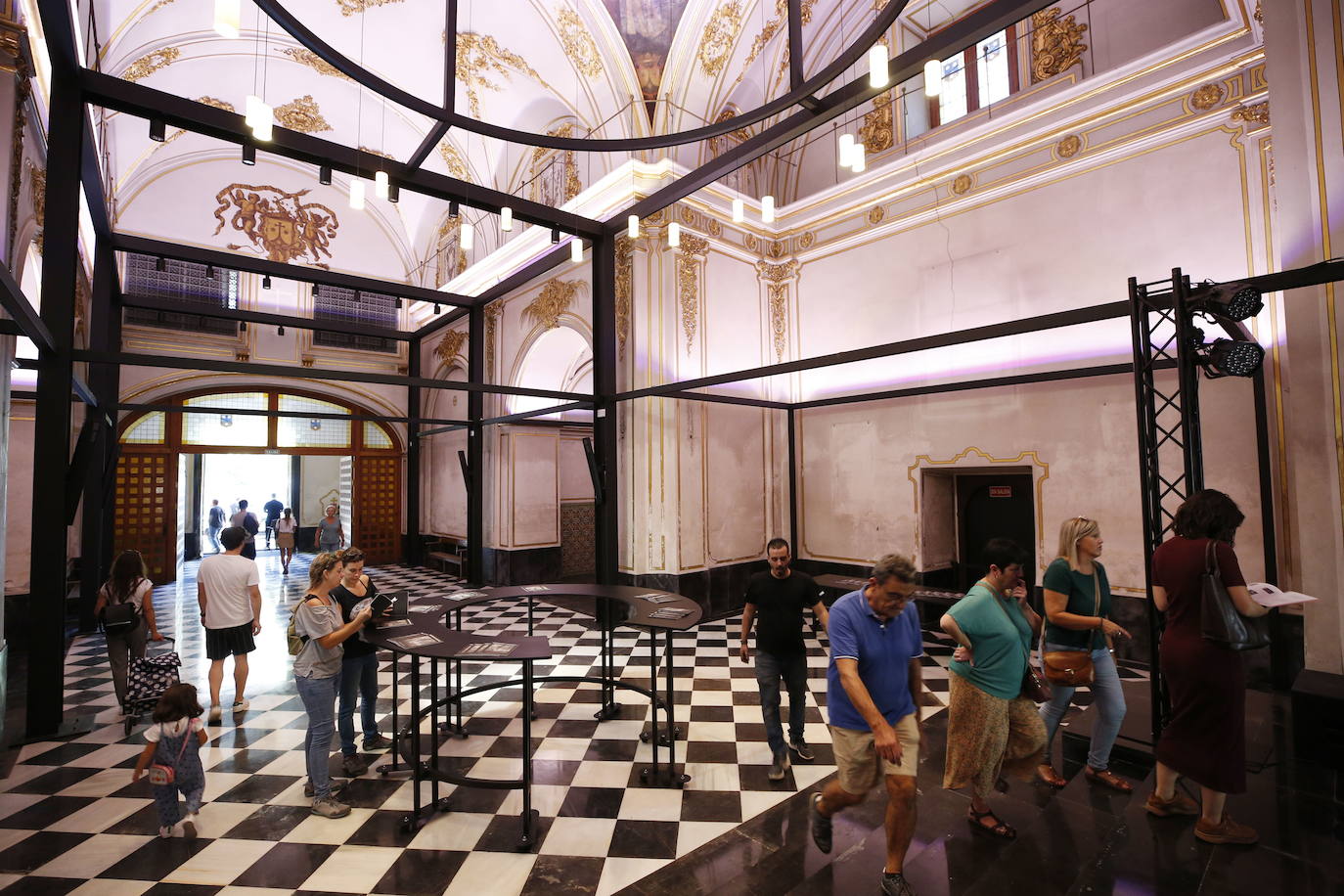 HOTEL CONVENT CARMEN: Se ha convertido en uno de los epicentros festivos de la ciudad de Valencia. El Convent Carmen ha resucitado el antiguo convento de San José y Santa Teresa de Valencia. Ahora el proyecto es que en 2021 abra sus puertas dentro del recinto un hotel que contará con 60 habitaciones, siendo 2 ó 3 apartamentos turísticos. Se podrá dormir en las celdas del antiguo convento.