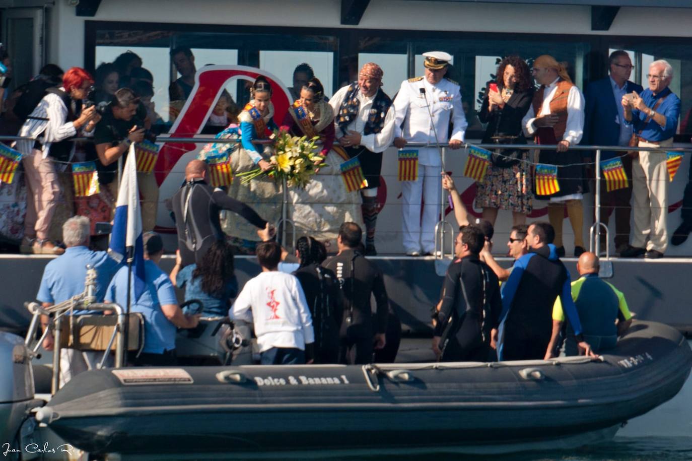 Un año más la Agrupación de Fallas del Marítimo celebró la ofrenda floral a la Virgen sumergida situada en el espigón de la parte exterior del Real Club Náutico de Valencia. La figura, esculpida en bronce, en 1977 por Ignacio Cuartero Fernández, estuvo más de 10 años emplazada bajo el mar frente al faro de Valencia, a 14 metros de profundidad. Sin embargo, en mayo de 2009, debido a las obras de reforzamiento del faro que se hicieron en el Puerto y después de haber restaurado la imagen, los miembros del Club de Buceo G.I.S.E.D VALENCIA, con la colaboración del Real Club Náutico, colocaron la imagen de la Virgen «en un lugar más accesible, frente al espigón situado junto a sus instalaciones, y donde está a 10 metros de profundidad». El Edificio del Reloj del Puerto de Valencia fue el punto de partida del acto el domingo 29 de septiembre, en la que los máximos representantes de las 46 Comisiones falleras que forman la Agrupación, no quisieron perderse este acto tan especial al que acudieron las falleras mayores de Valencia 2019, Marina Civera y Sara Larrazábal.