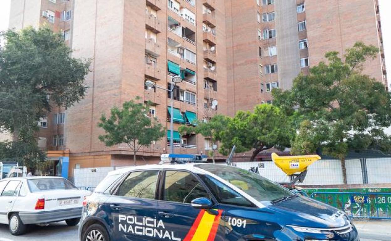 Un coche policial en la calle donde murió el hombre.