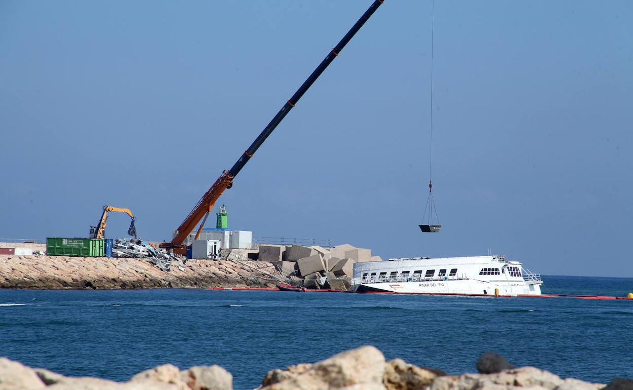 Baleària prevé empezar la próxima semana los trabajos subacuáticos en el ferry encallado en Dénia