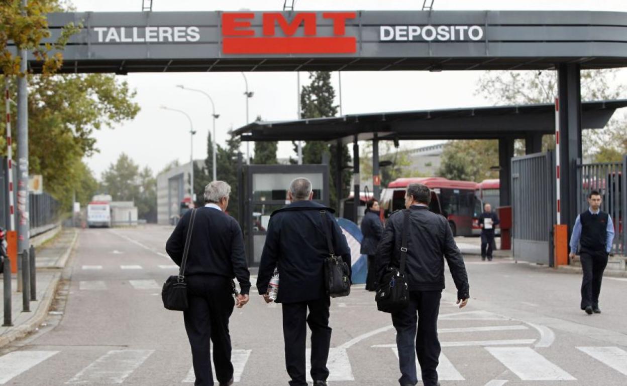 Trabajadores accediendo a los talleres-depósito de la EMT de Valencia.