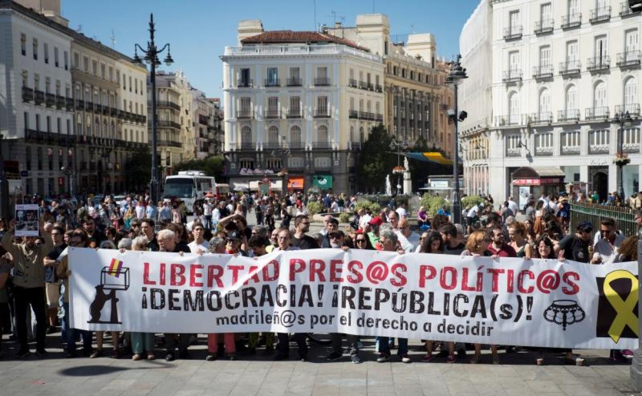 Vista de la concentración convocada este domingo en la Puerta del Sol por la coordinadora 25S para pedir la libertad de las siete personas vinculadas a los Comités de Defensa de la República (CDR) que se encuentran en prisión. 