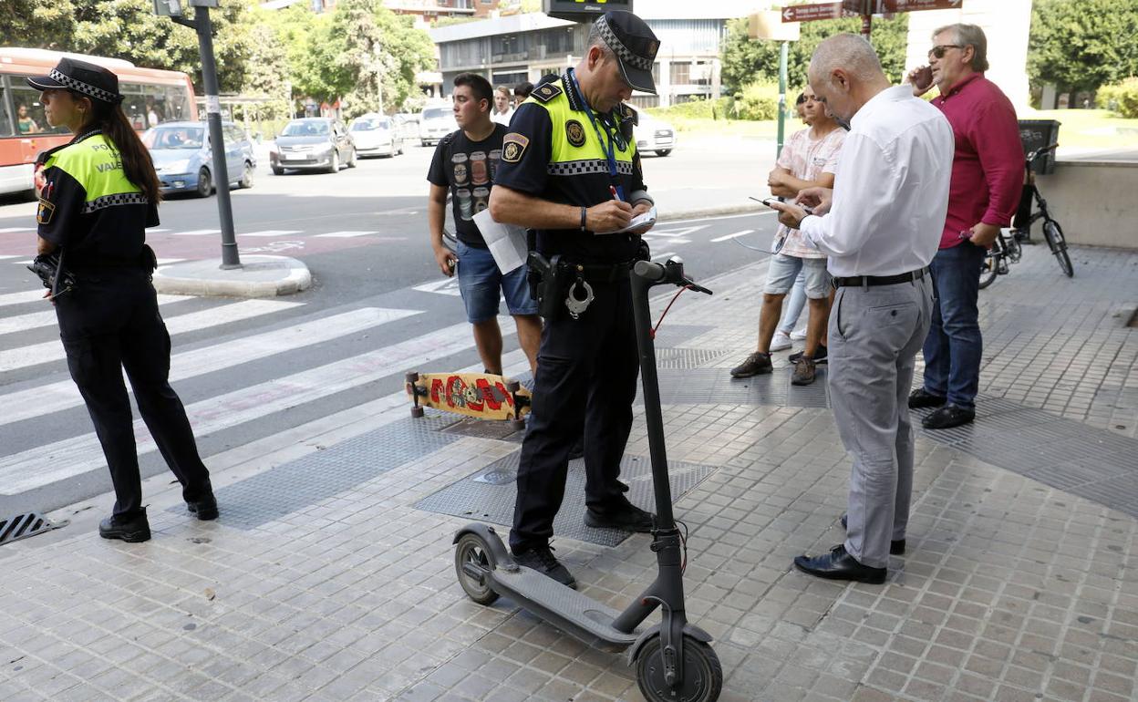 Policías en un control de patinetes en la calle Colón de Valencia. 