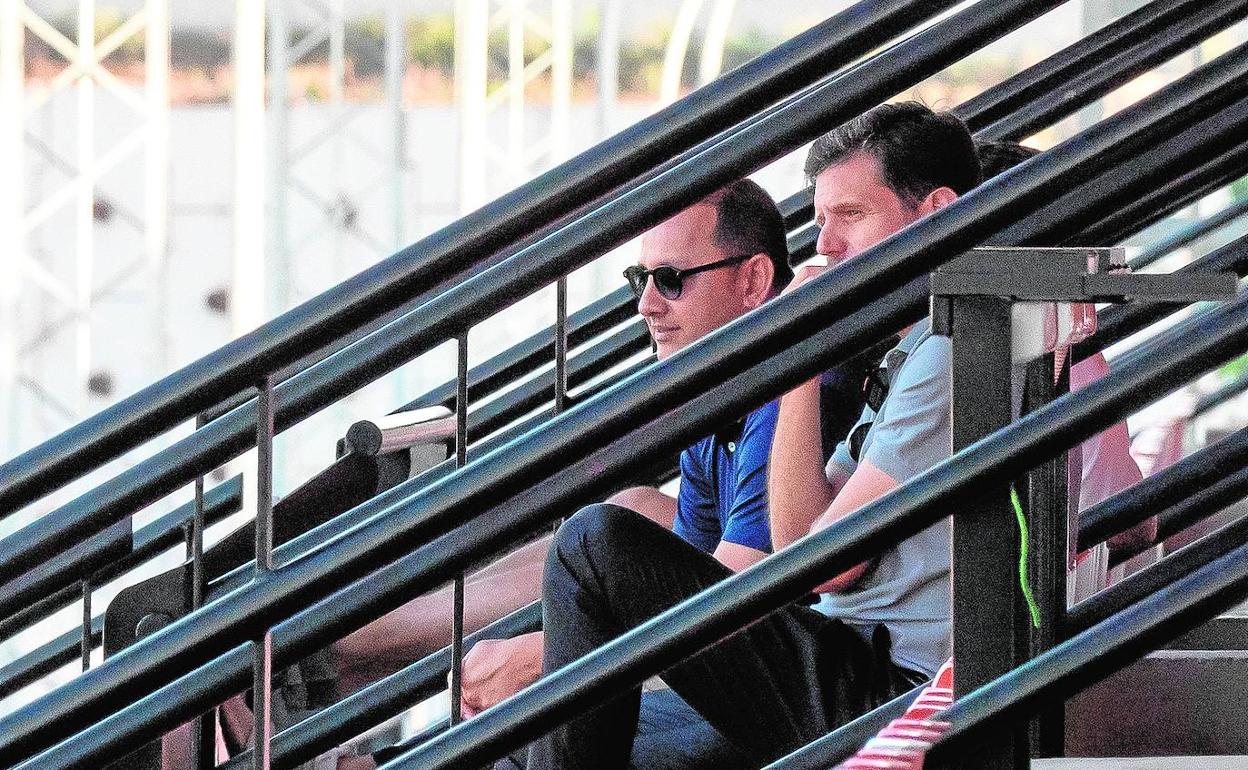 Anil Murthy y Mateo Alemany presencian el entrenamiento de ayer en Paterna.