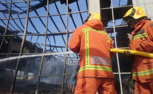 Así ha quedado el almacén tras en el incendio, en el que todavía trabajan los bomberos. 