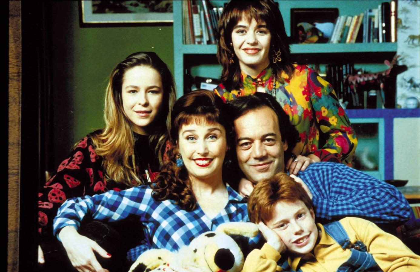 La serie 'Pepa y Pepe' fue emitida por TVE íntegramente en 1995, entre enero y diciembre. Esta sitcom clásica, de solo 25 minutos de duración y que fue comparada con 'Rosanne', trataba de la vida de una familia de clase media con problemas para llegar a fin de mes. Sus protagonistas; Verónica Forqué, Tito Valverde, María Adánez, Silvia Abascal, Isabel Ordaz y Juan Echanove, entre otros. Así han cambiado todos ellos durante estos 24 años.