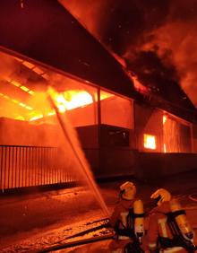 Imagen secundaria 2 - Arde un almacén de cebollas en la Pobla de Vallbona