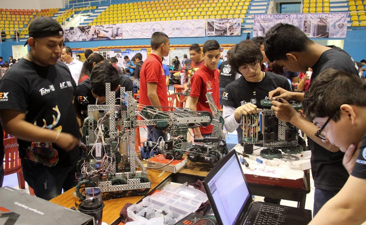 Alumnos de Tecnología participan en un torneo de robótica. 