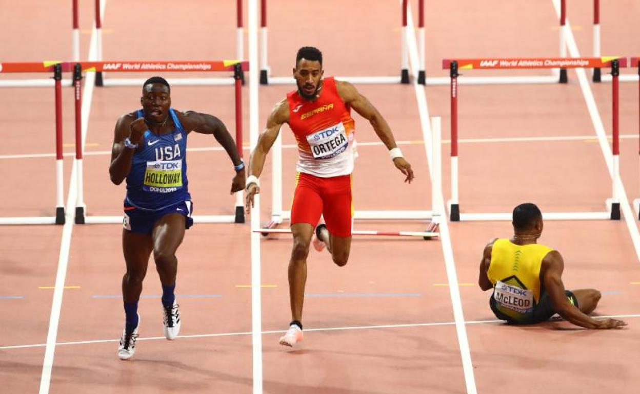 Orlando Ortega (c), tras la caída de Omar McLeod (d).