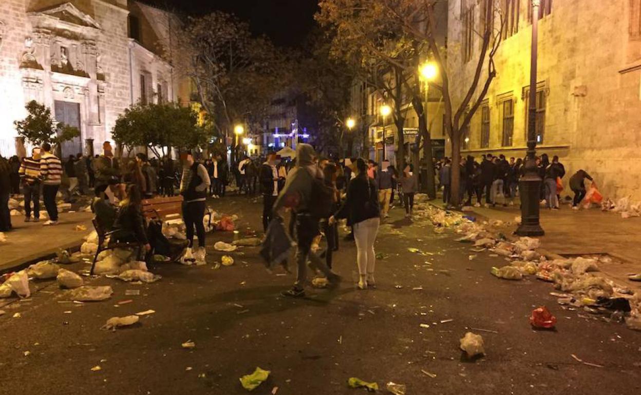 Botellón en las últimas Fallas en las inmediaciones de la Lonja. 