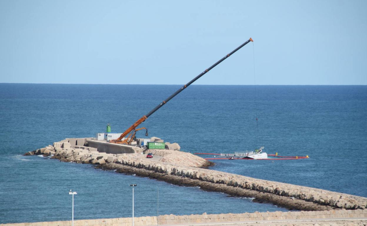 Empiezan a quitar las últimas piezas visibles del ferry encallado en Dénia