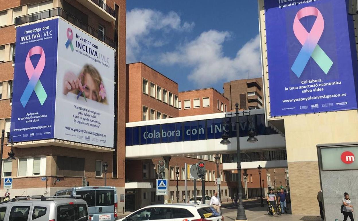 Fachada del Hospital Clínico de Valencia donde cuelgan los lazos tricolores. 