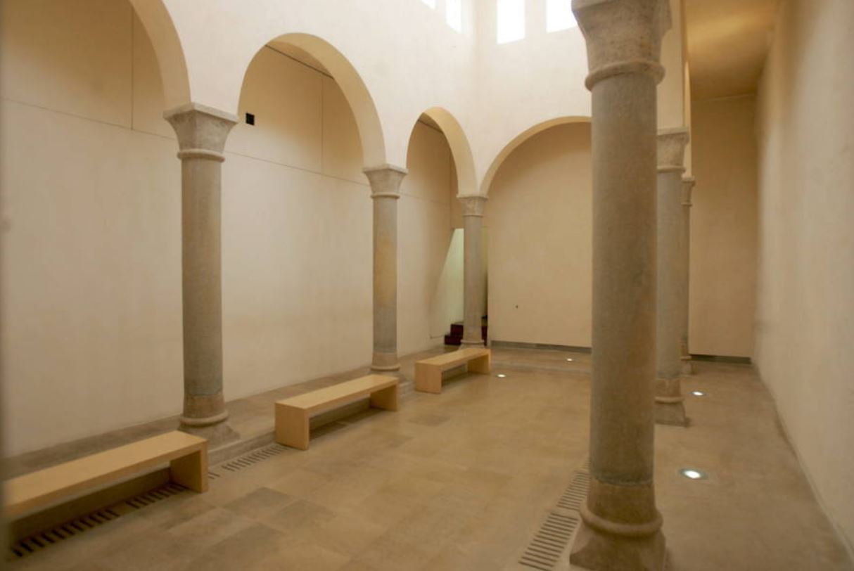 Salas de columnas del Banys de l'Almirall, situado al lado del Palau dels Almiralls d'Aragó