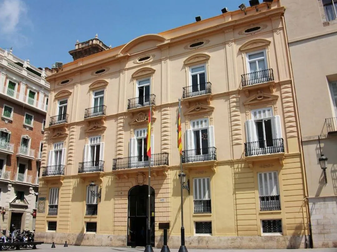 Palau de la Baylia, situado en la Plaza de Manises, sede de oficinas de Hacienda