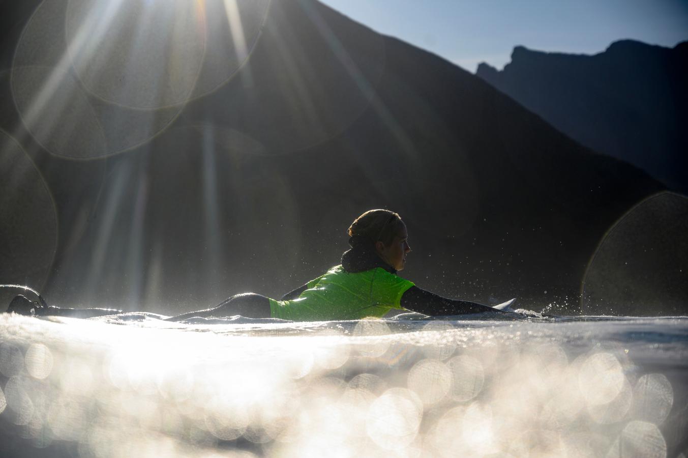 Un surfista rema durante el Lofoten Masters 2019.