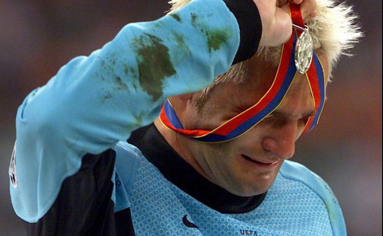 Cañizares, quitándose la medalla de subcampeón tras la final de la Champions de 2001.