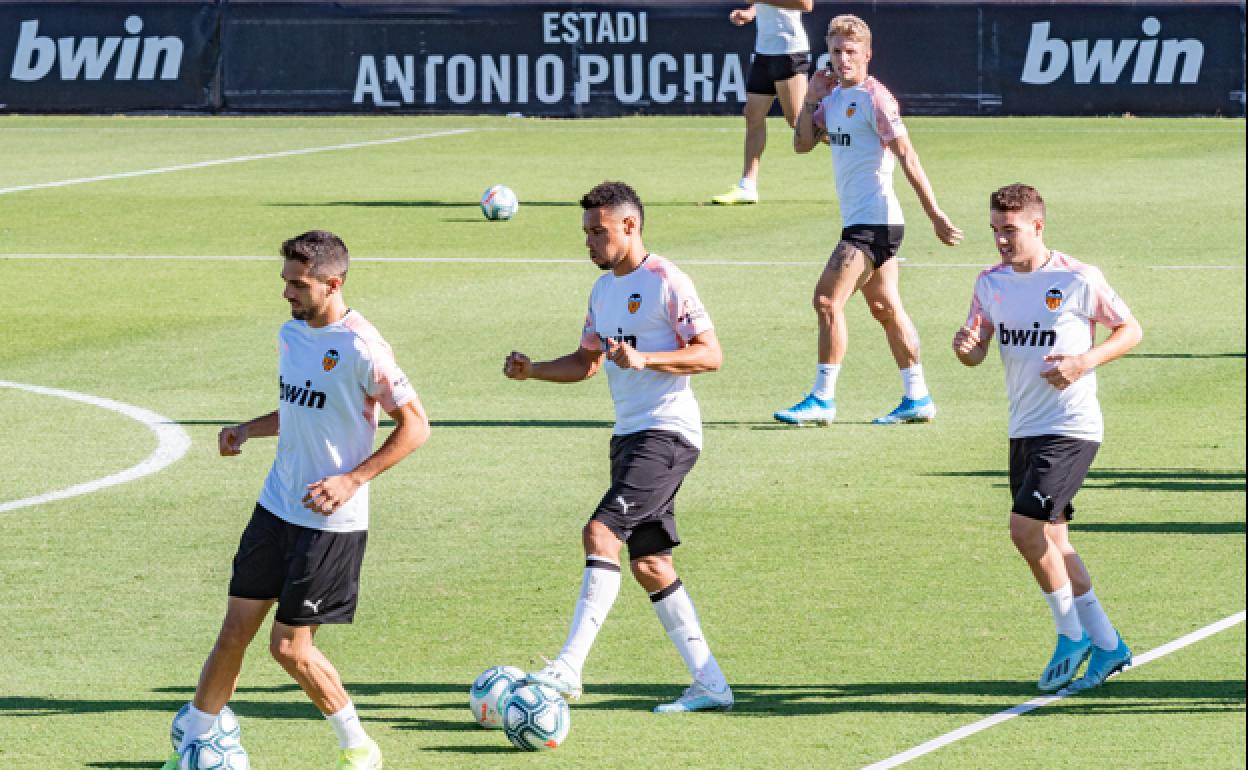 Coquelin, en el centro, durante el entrenamiento del Valencia de este viernes.