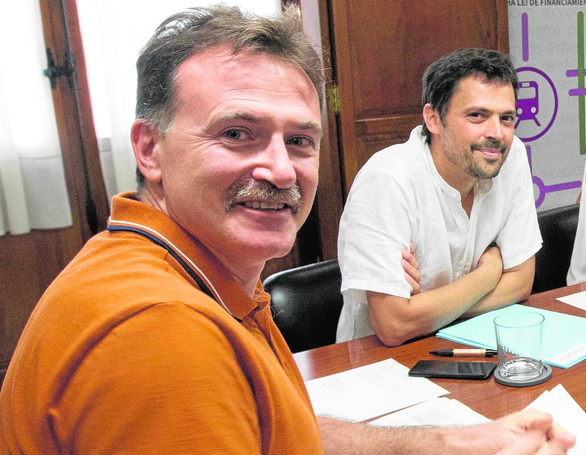 Grezzi y García Alemany sonríen antes del consejo de administración extraordinario del pasado miércoles. 