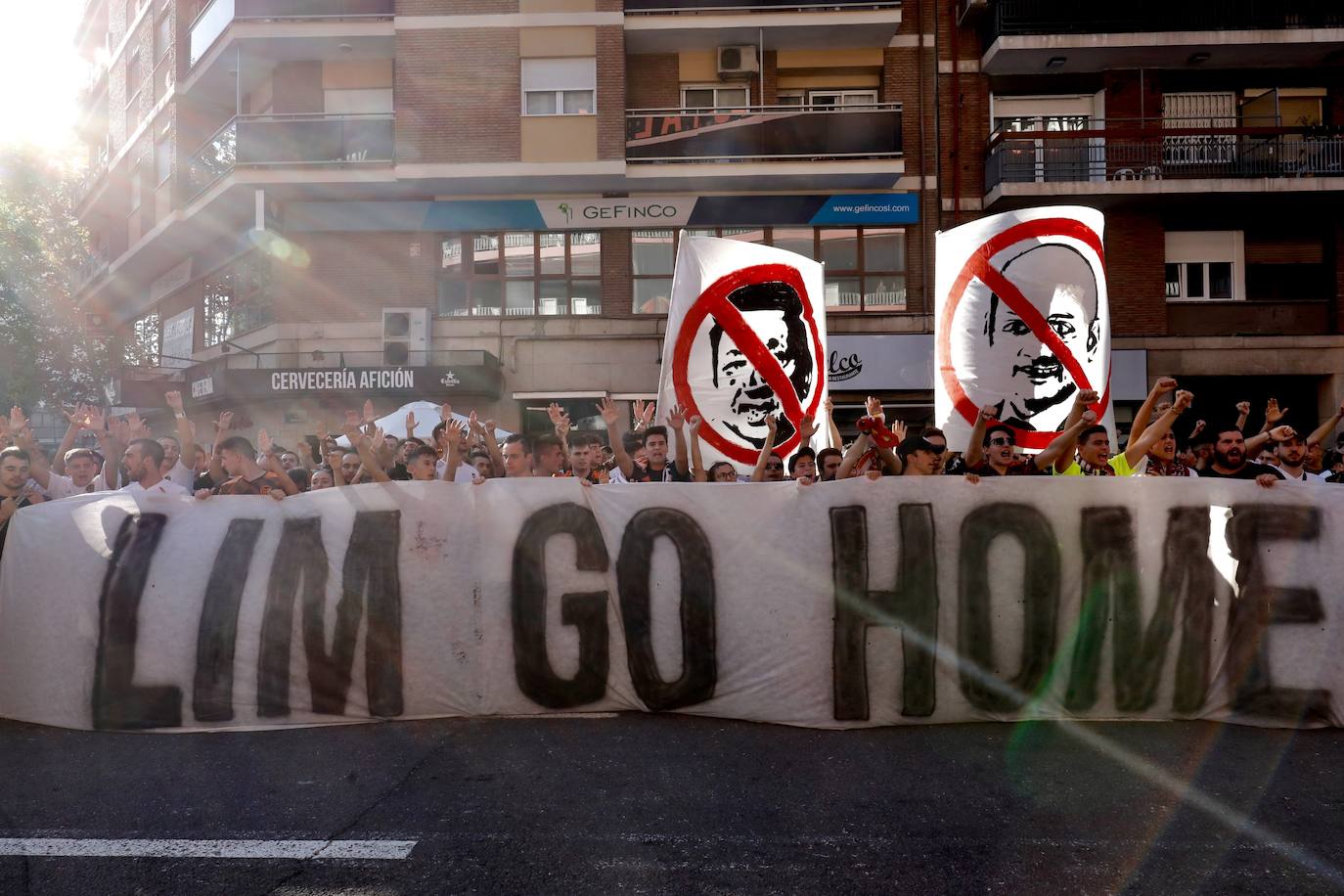 Fotos: La afición del Valencia CF con pancartas a las puertas de Mestalla