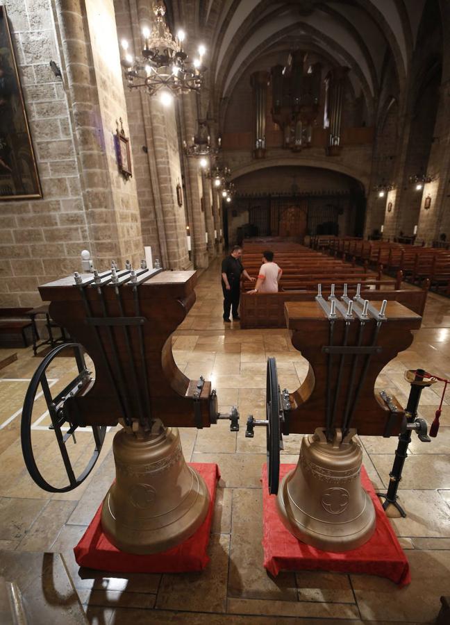 Campanas dentro de la iglesia.