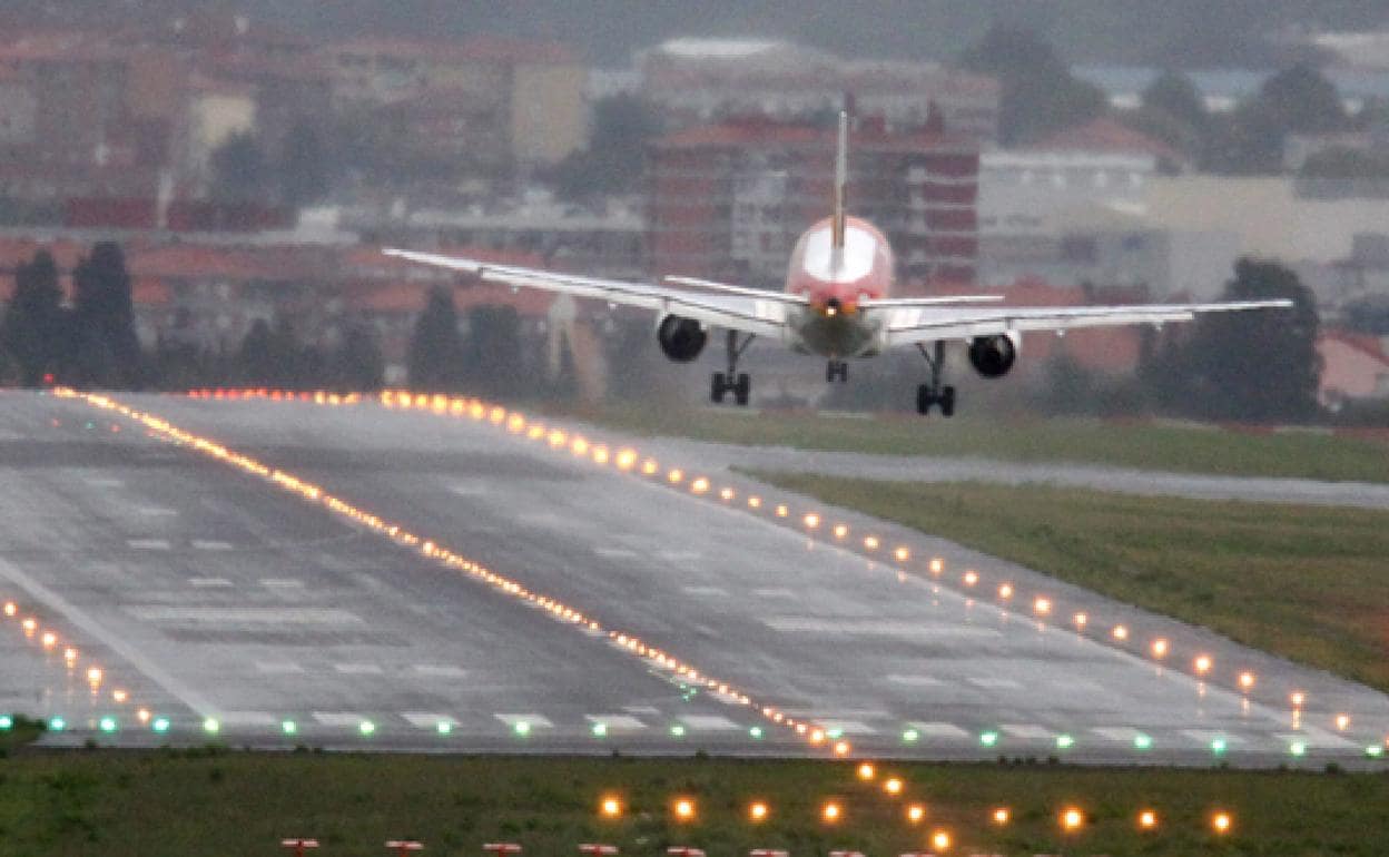 Un avión, aterrizando con viento en el aeropuerto de Loiu, en una imagen de archivo.