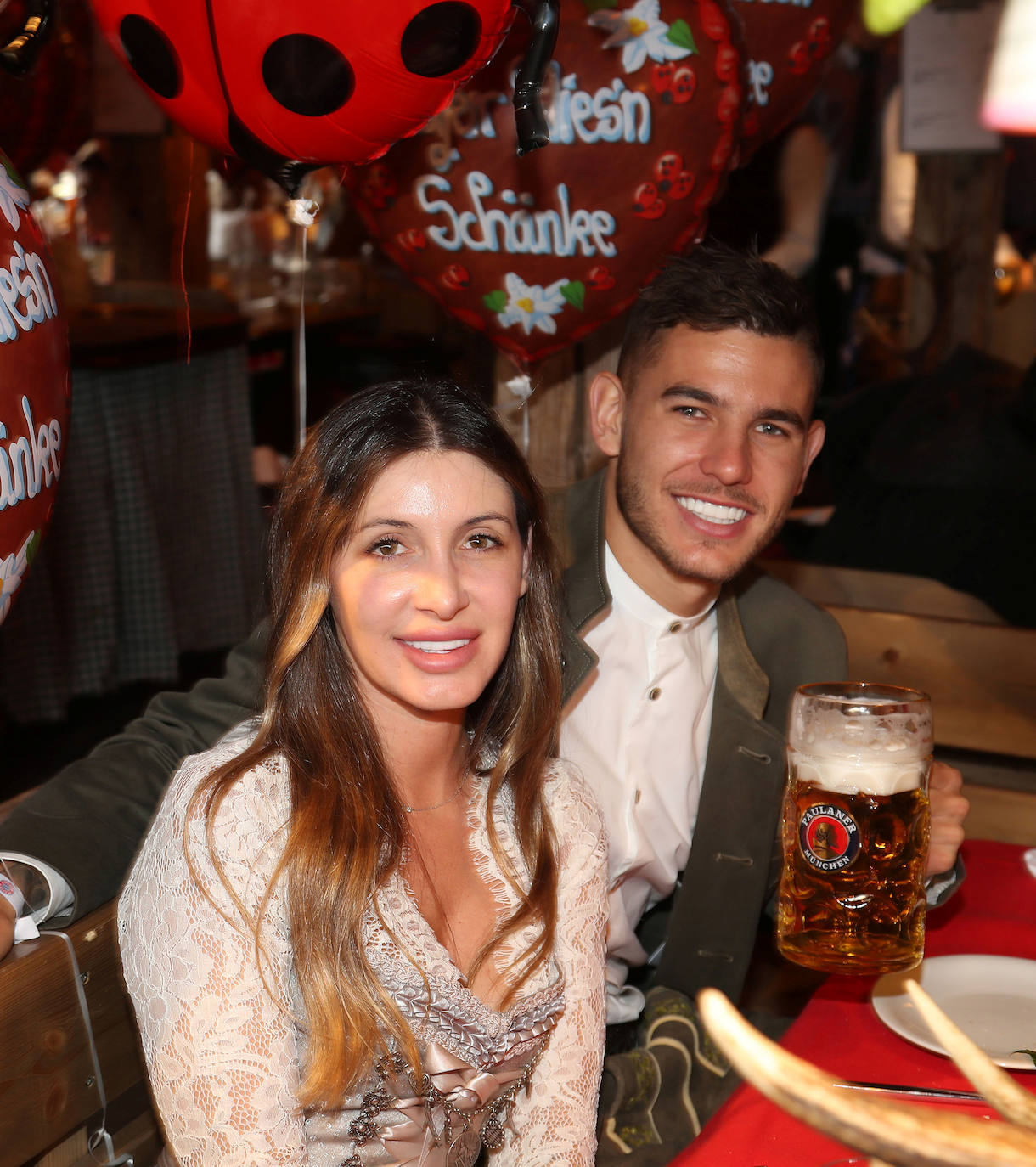 Lucas Hernández y su novia Amelia Lorente.