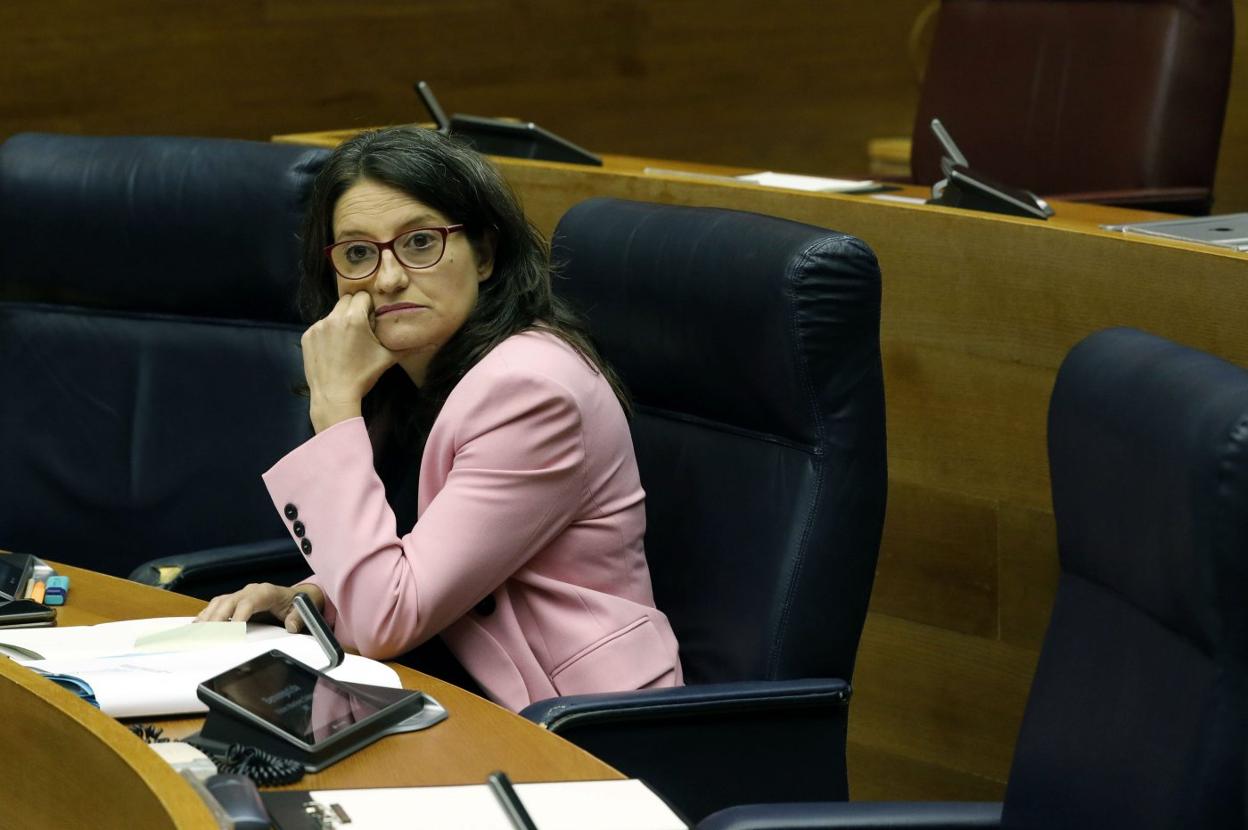 Mónica Oltra, en su escaño en Les Corts. 