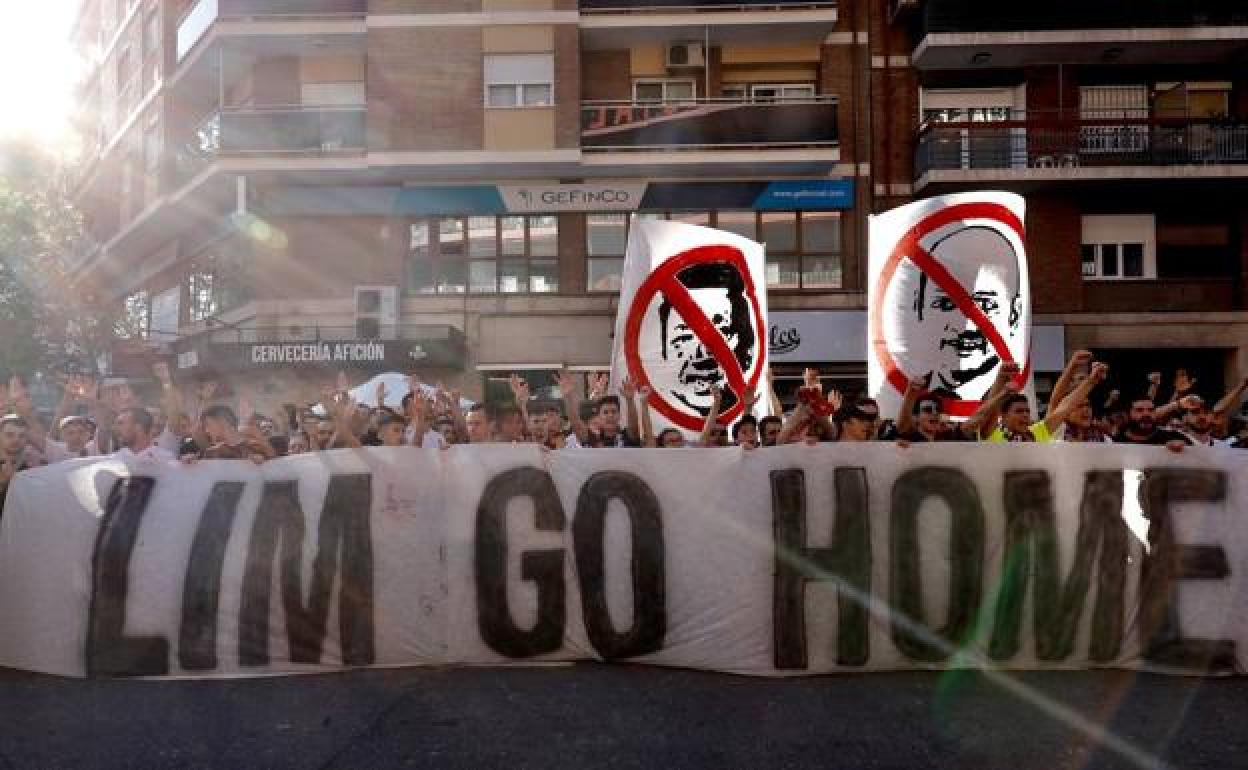 Aficionados del Valencia CF, el pasado sábado, en las inmediaciones de Mestalla.