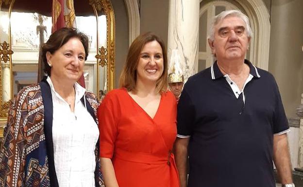 Julio y María José, padres de la portavoz del PP, María José Catalá, portadora de la Senyera.