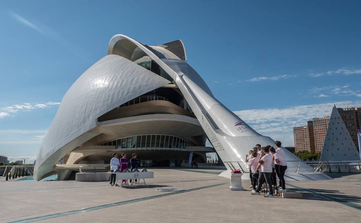 Los aspirantes de 'MasterChef' y el jurado del programa en el Palau de les Arts Reina Sofía de Valencia.