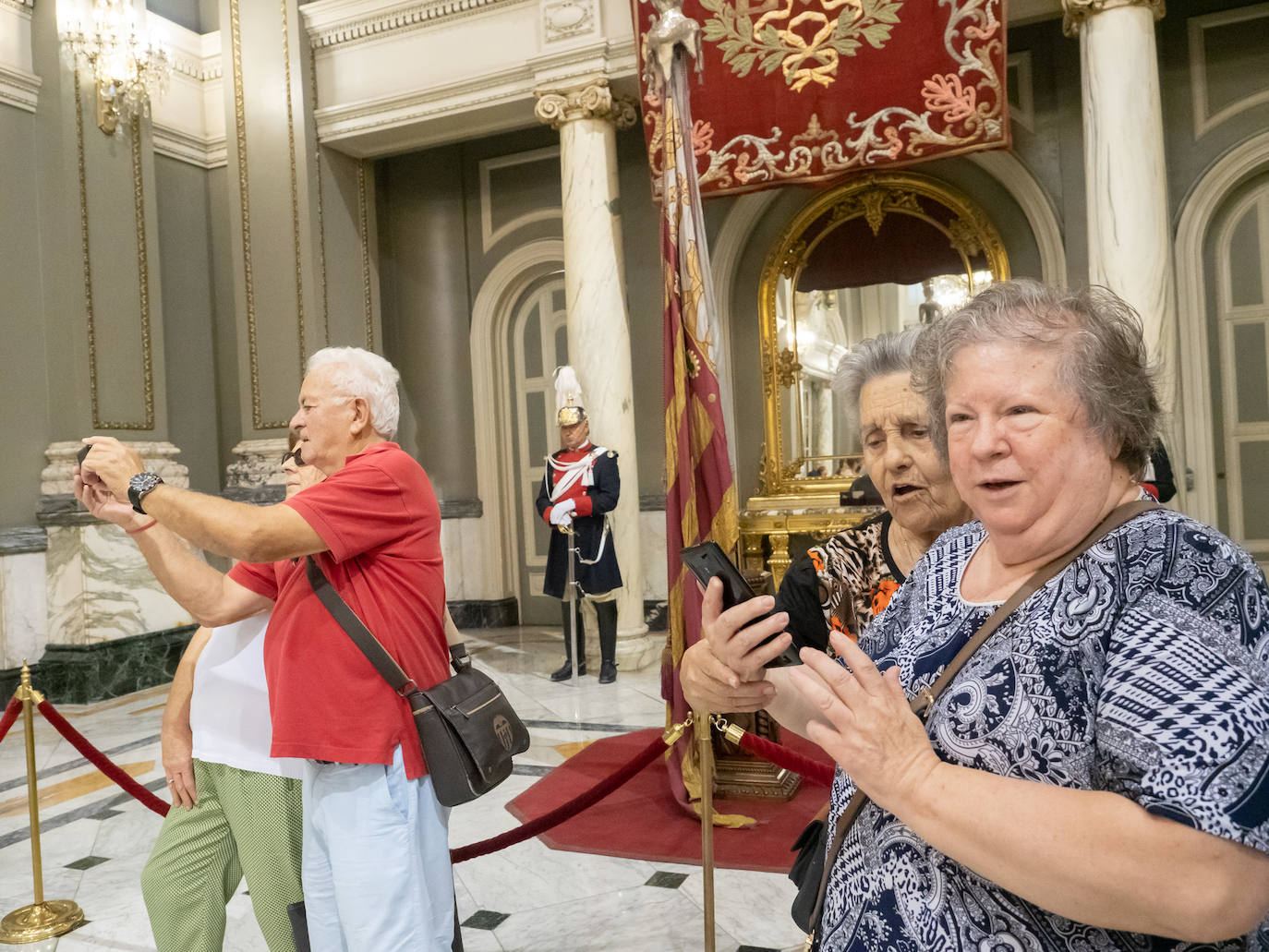 Fotos: Los valencianos rinden honores a la Reial Senyera en el Salón de Cristal del Ayuntamiento de Valencia