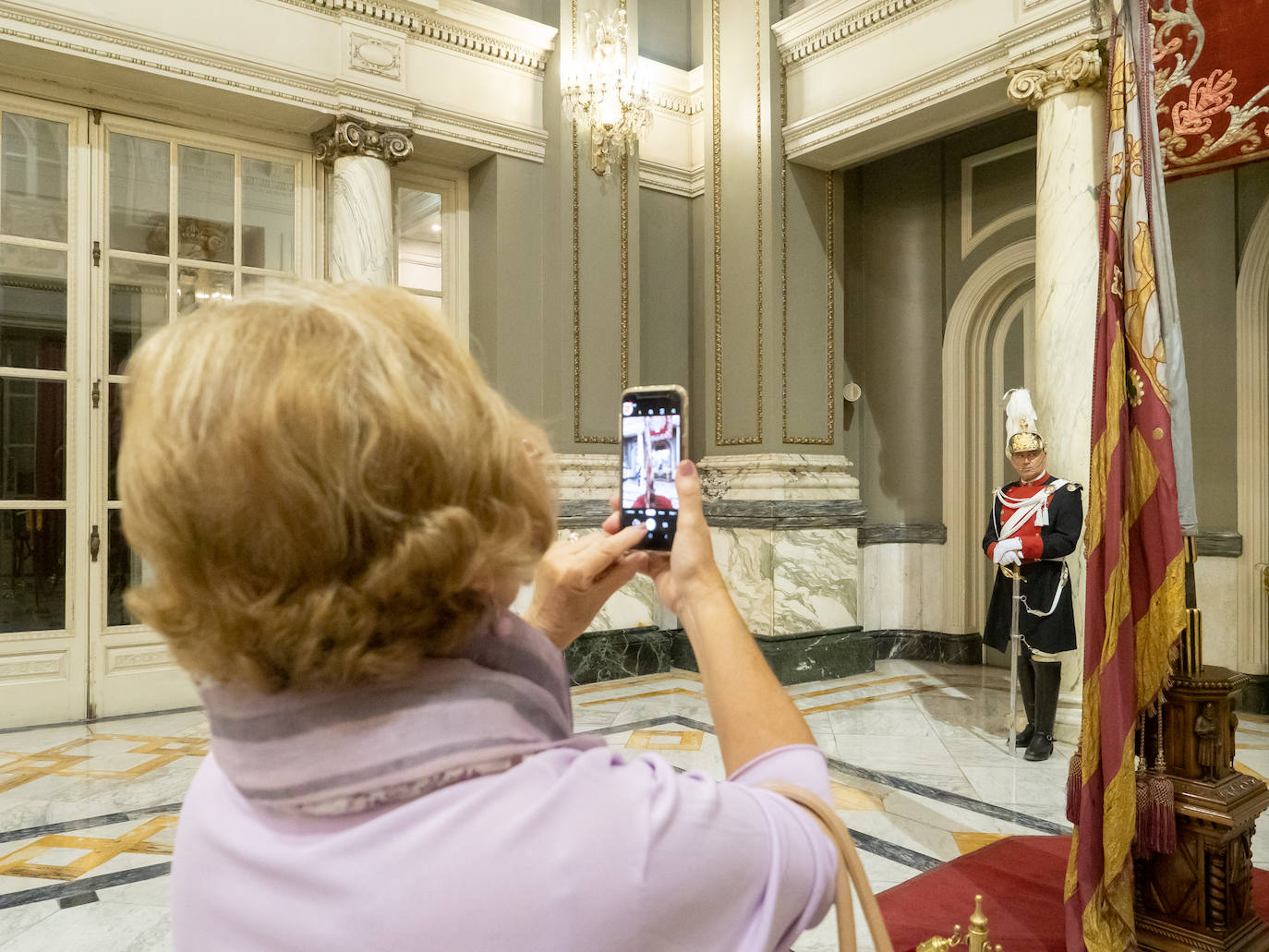 Fotos: Los valencianos rinden honores a la Reial Senyera en el Salón de Cristal del Ayuntamiento de Valencia