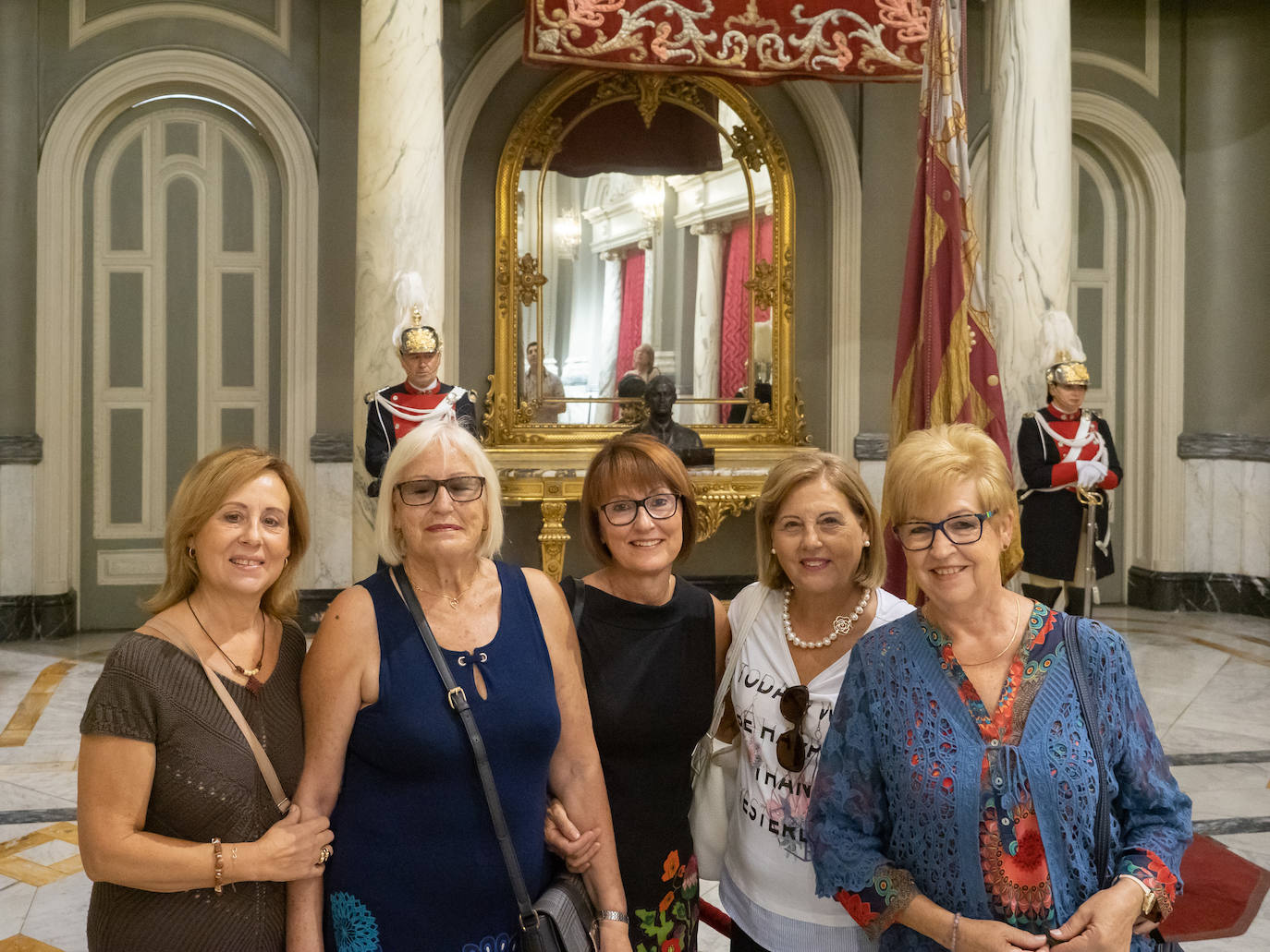 Fotos: Los valencianos rinden honores a la Reial Senyera en el Salón de Cristal del Ayuntamiento de Valencia