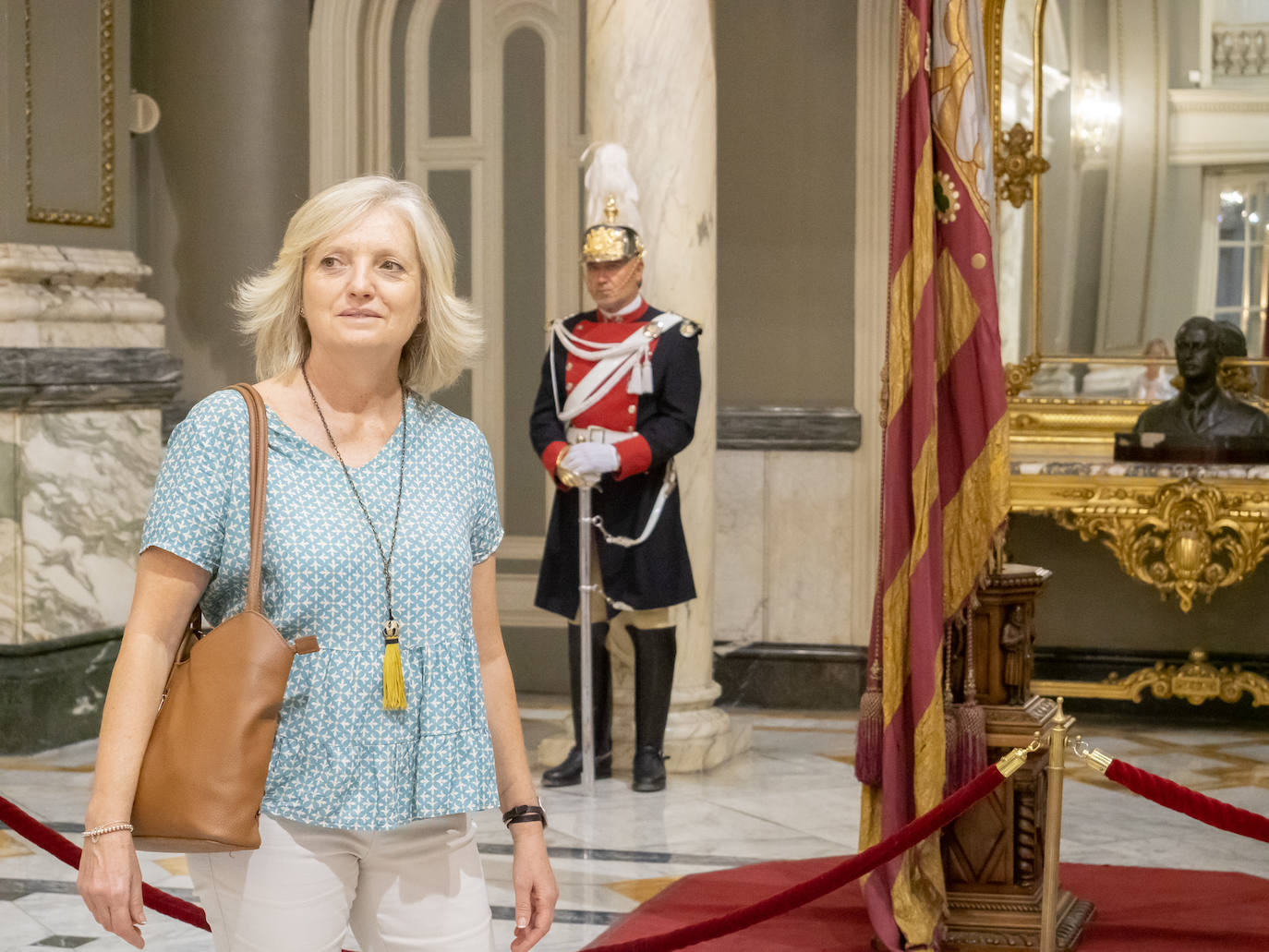 Fotos: Los valencianos rinden honores a la Reial Senyera en el Salón de Cristal del Ayuntamiento de Valencia